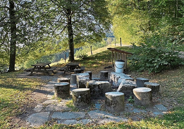 In die Jahre gekommen war die alte Grillstelle.