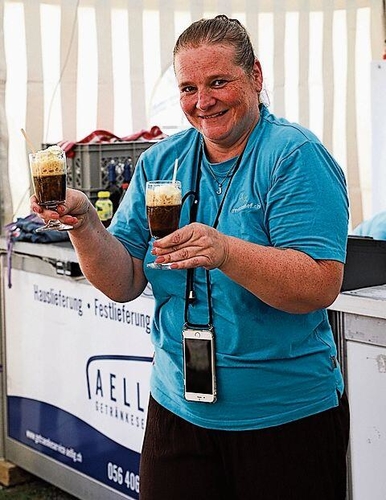 Jeanine Koller vom Damenturnverein serviert Rancher-Kaffees.gk