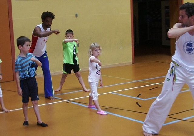 Führen die Kinder in Capoeira ein: Juan Perez (l.) und Ueli Schmid. Fotos: lm
