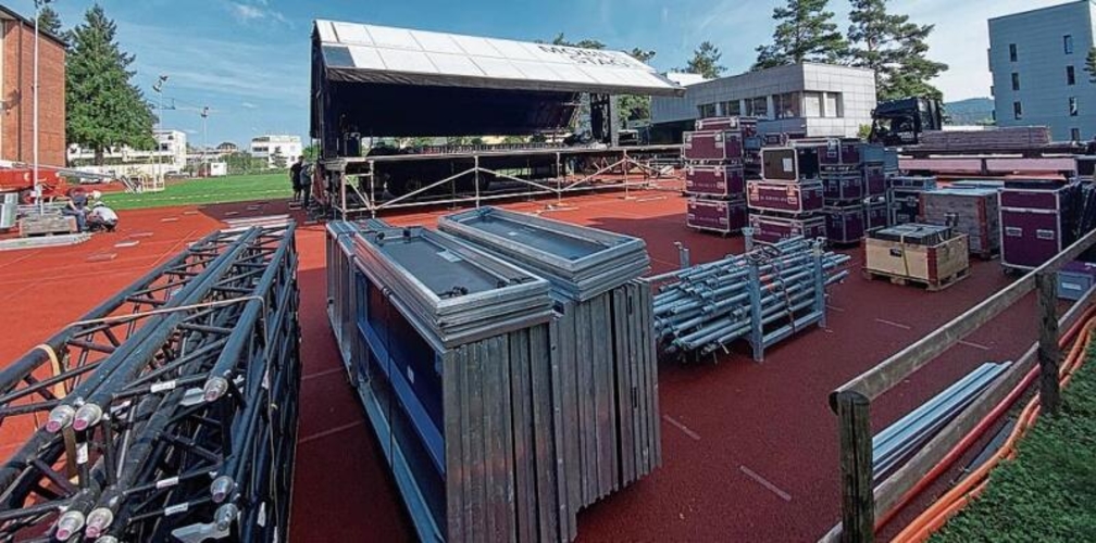 Die Hauptbühne auf dem Sportplatz Boostock wird aufgebaut. bär