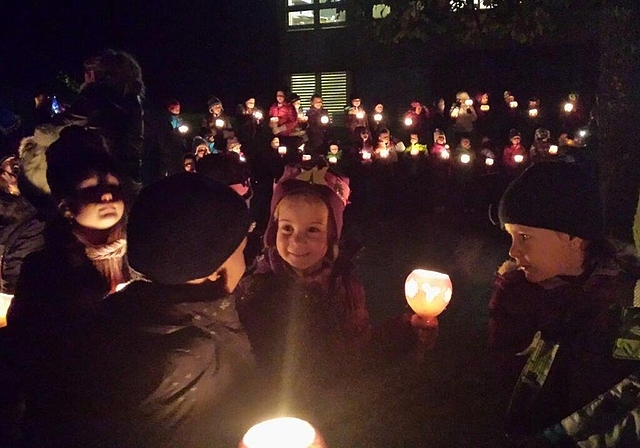 Strahlende Kindergesichter beim traditionellen Räbeliechtli-Umzug. Foto: zVgErwartungsfrohe Kinder beim Singen.