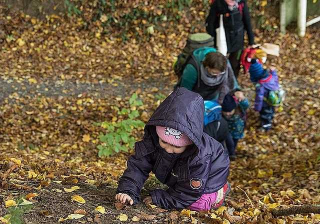 Warm eingepackt macht Spielen und Toben im Wald auch im Herbst Spass. Barbara Scherer
