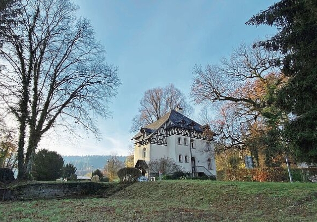 Die Villa Ermitage steht auf einer von zwei gemeindeeigenen Parzellen in der Webermühle in Neuenhof.  Melanie Bär