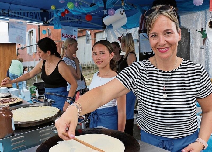 Beim Eislaufclub buk Tina Solito (r.) Crêpes. bär