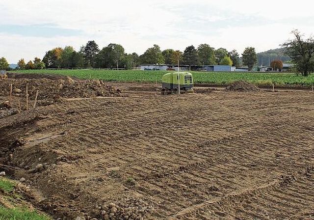 Östlich des Rasenplatzes «Ländli», unweit der Schule Würenlos, entstehen eine 100-Meter-Laufbahn und ein Verbindungsweg zum Schwimmbad Wiemel. Die Arbeiten sollen im kommenden Frühling abgeschlossen sein.Rahel Bühler