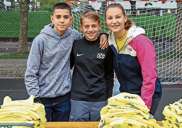 Musikalische Einlage der Flötenspieler auf dem Schulhof vor der Abfallaktion. gk
