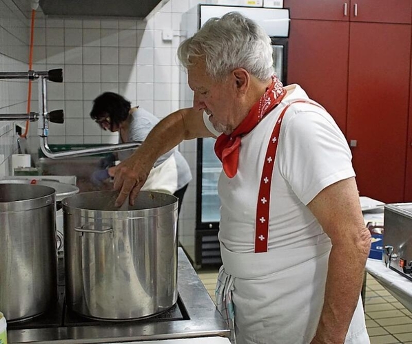 René Von Allmen bereitet den feinen Kartoffelstock zu.pg