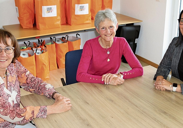 Präsidentin Ruth Niggli, Monika Ender, die die Spitexleitung an Jessica Engeli (v. l.) übergibt. Melanie Bär