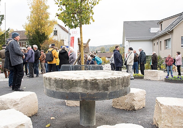 Ein alter Mühlenstein ist heute ein Tisch auf dem Haselplatz. (Barbara Scherer)
