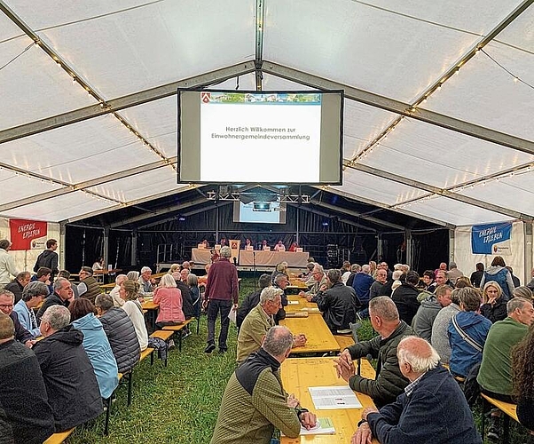 Sommergmeind im Festzelt: Diese dauert nur eine Stunde. Melanie Bär