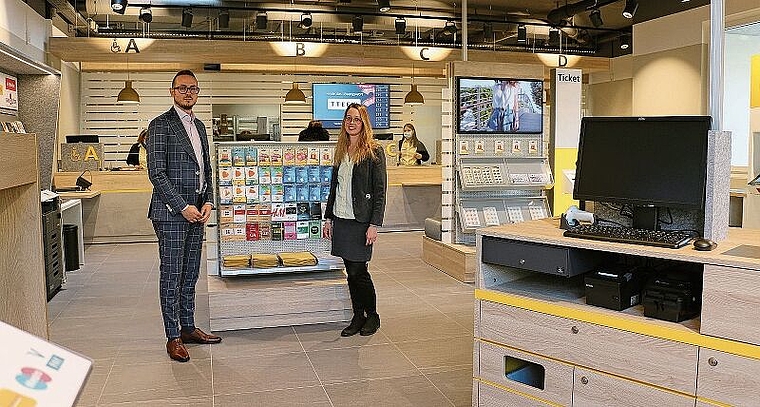 Gebietsleiter Alessandro Suppa und Teamleiterin Jasmin Eberle (fürs Bild ohne Maske) im neuen Schalterbereich der Post «Wettingen Dorf» an der Bahnhofstrasse 92, rechts die neue Beratungstheke. (Bild: Melanie Bär)