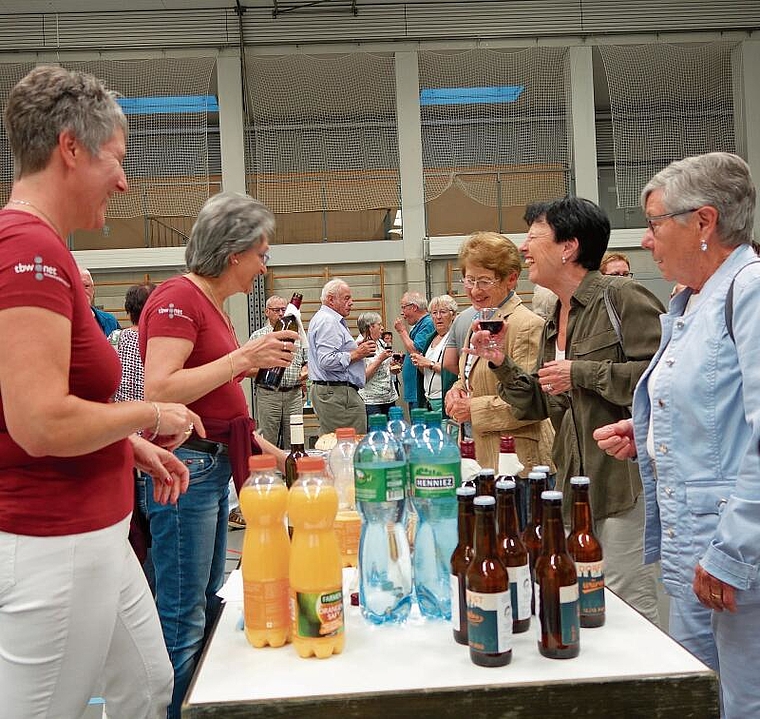 Nach der Versammlung durfte endlich wieder zum traditionellen Apéro eingeladen werden. Dieter Minder