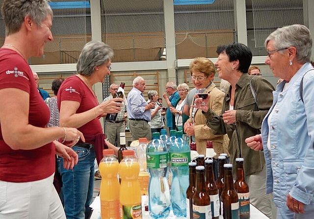 Nach der Versammlung durfte endlich wieder zum traditionellen Apéro eingeladen werden. Dieter Minder