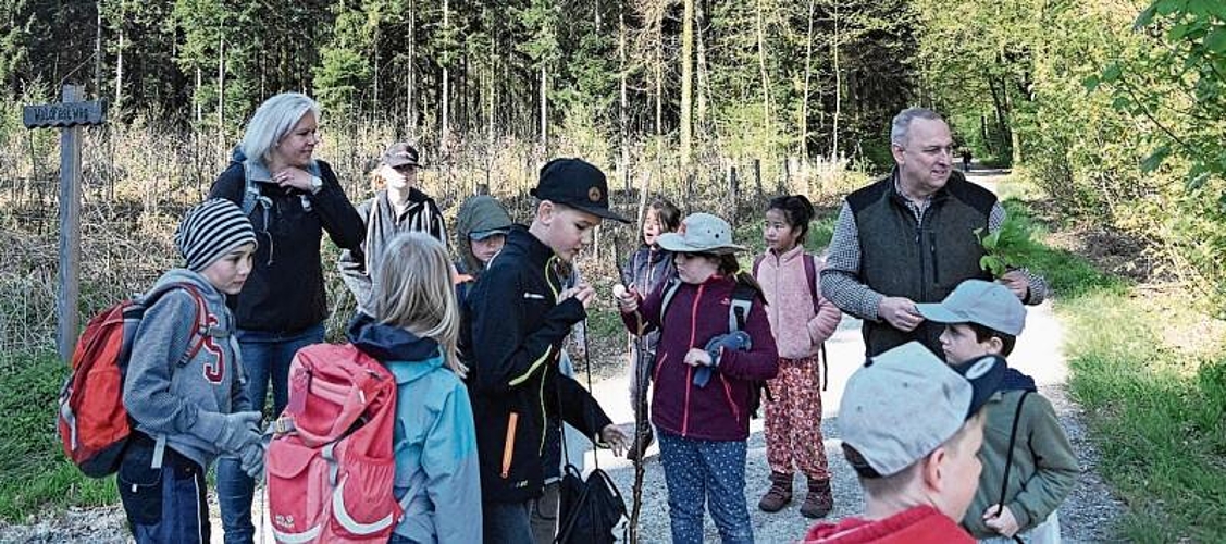 Im Tägerhardwald: Die Kinder gemeinsam mit Organisatorin Fabienne Speckert und Markus Byland, Leiter Forstbetriebe. Muriel Zweifel