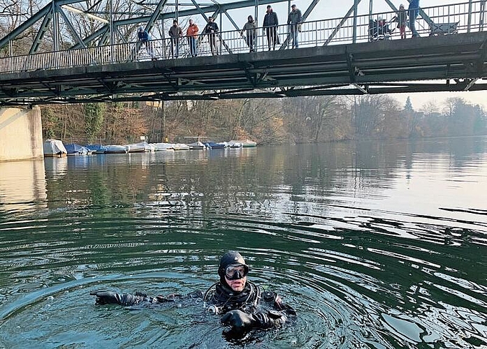 Zwei Helfer des Vereins Abfalltaucher waren im Einsatz. sib
