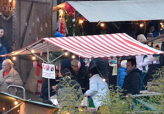 Blick auf den weihnachtlich dekorierten Würenloser Christkindlimärt. Fotos: swDas Herzstück des Märts: Karin Egloff präsentierte in der Alten Kirche die von ihr organisierte Krippenausstellung.Der Samichlaus und seine Gehilfen zogen auf dem Chri