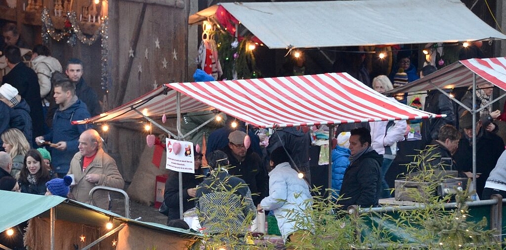 Blick auf den weihnachtlich dekorierten Würenloser Christkindlimärt. Fotos: swDas Herzstück des Märts: Karin Egloff präsentierte in der Alten Kirche die von ihr organisierte Krippenausstellung.Der Samichlaus und seine Gehilfen zogen auf dem Christkindlimärt ein.