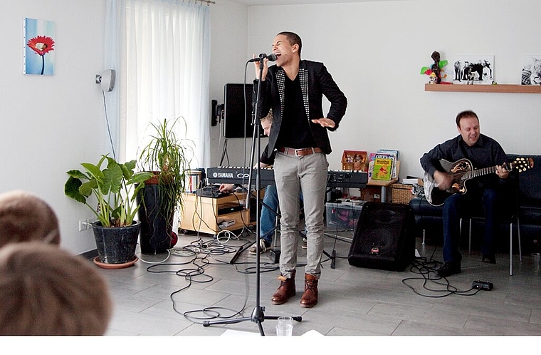 Jesse Ritch performte in einer Killwangener Stube vor kleinem Publikum. Foto: zVg