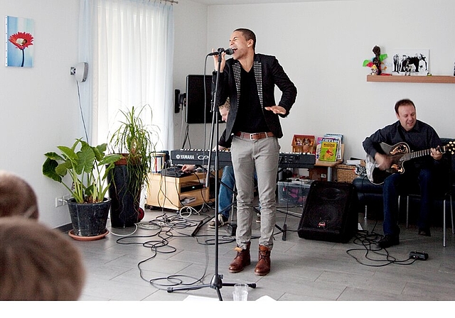 Jesse Ritch performte in einer Killwangener Stube vor kleinem Publikum. Foto: zVg