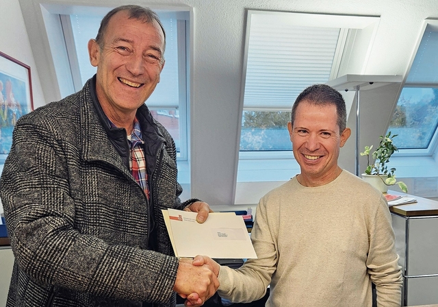 André Siegler (r.) erhält Gratulationen von Gemeindeammann Anton Möckel. zVg