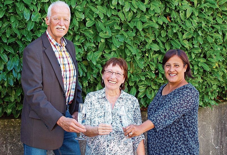 Stossen auf die Pensionierung an: Bernhard Gerig (Vizepräsident Spitex-Verein), Linda Rohrer und Martina Studerus (Geschäftsleitung). (Bild:) Graziella Jämsä