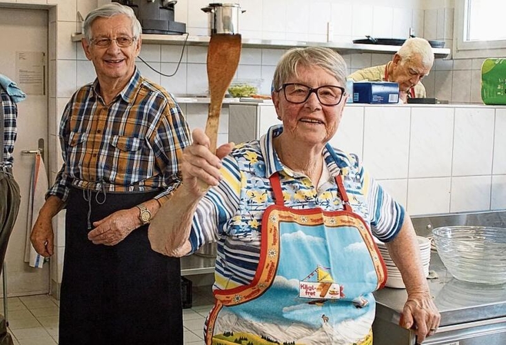 Hier ist die gut gelaunte Küchenmannschaft am Werk.pg