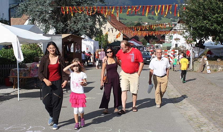 Der alte Dorfkern wurde am Wochenende zur Flaniermeile. Fotos: bärFC Neuenhof Juan Doval (l.) und Renato Fritsche.Im Zelt der Samariterinnen war es ruhig.Elternverein mit Natascha Preite, Cäcilia Röllin und Tom Hauser (v. l.).Hannes Urfer und Urs Habegger.Leon, Dilan und Christian mit Moulagen im Gesicht.Spielwaren gab es am Stand von Michelle und Sonja Hächler.