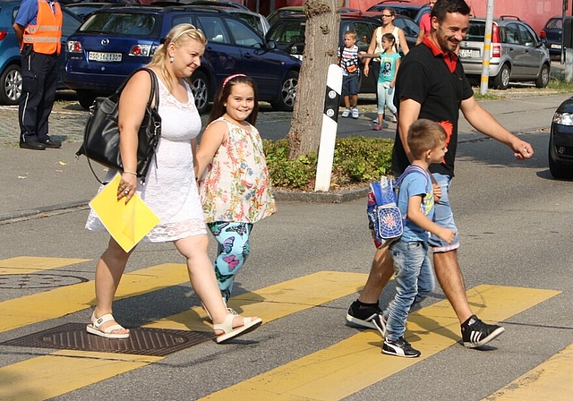 Eltern zeigen ihren Sprösslingen, wie man sicher über den Fussgängerstreifen geht. Und auch die Polizei ist bei Schulanfang vermehrt im Schulbereich präsent. Foto: se 