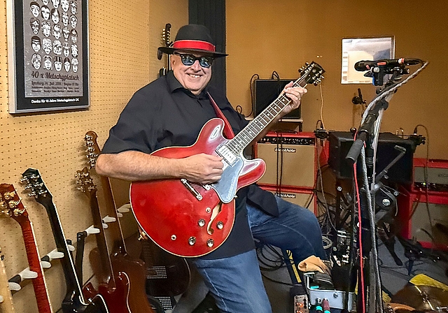 André Bernath spielt in seinem Tonstudio in Lenzburg. Ursula Burgherr