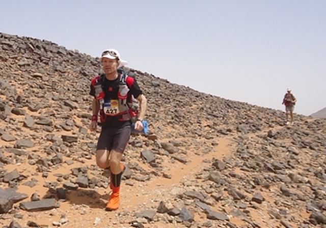 Consuelo Senn während dem 250 Kilometer langen «Marathon des Sables» in Marokko, den er vergangenes Jahr mit 35 Stunden auf dem 91. Rang beendete. Der 48-jährige Bauingenieur wohnt mit seiner Frau und seinen beiden Töchtern in Würenlos. Den spa