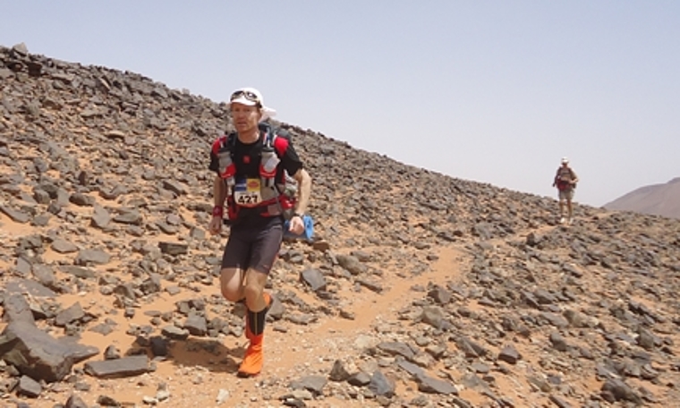 Consuelo Senn während dem 250 Kilometer langen «Marathon des Sables» in Marokko, den er vergangenes Jahr mit 35 Stunden auf dem 91. Rang beendete. Der 48-jährige Bauingenieur wohnt mit seiner Frau und seinen beiden Töchtern in Würenlos. Den spa