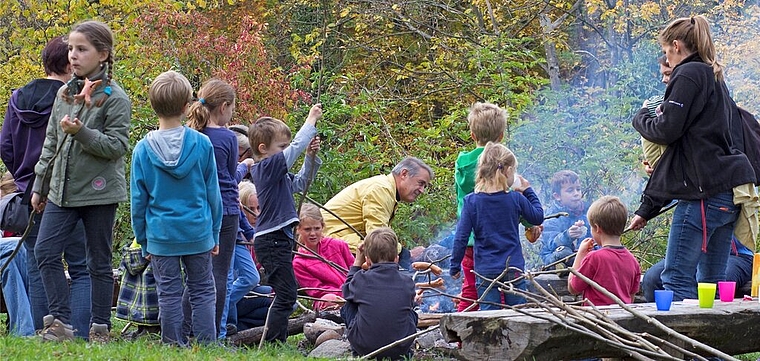 Am Ende des Waldnachmittags liessen sich die Teilnehmer Cervelats vom Feuer schmecken. Foto: zVg