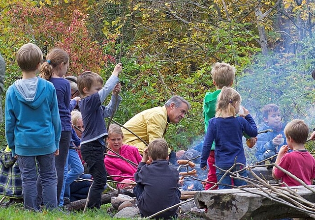 Am Ende des Waldnachmittags liessen sich die Teilnehmer Cervelats vom Feuer schmecken. Foto: zVg