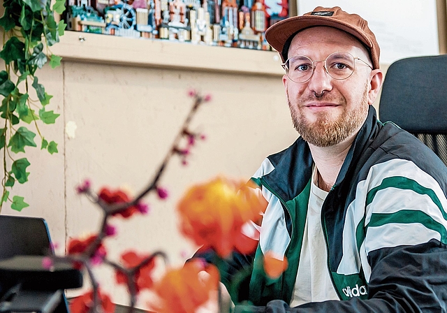 Zwischen Filmset und Schreibtisch: Ab 2027 ist Flavio Alraun gemeinsam mit seinem Bruder für die operative Führung von Maybaum Film zuständig.Philippe Neidhart