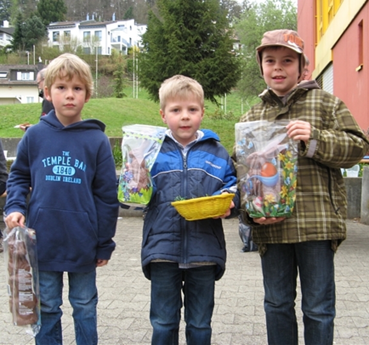 Die Finder der drei besonderen Eier, für die es Schoggihasen gab. Foto: zVg