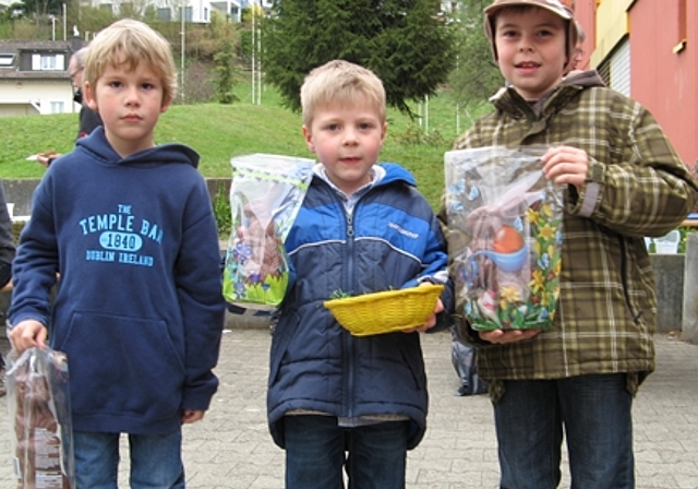 Die Finder der drei besonderen Eier, für die es Schoggihasen gab. Foto: zVg