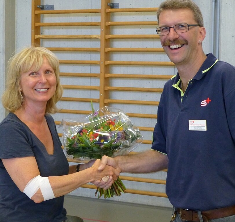 Brigitte Hediger wird für die 50. Blutspende mit Blumen gedankt.Foto: zVg