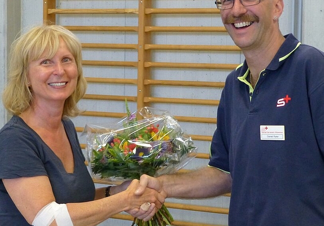 Brigitte Hediger wird für die 50. Blutspende mit Blumen gedankt.Foto: zVg