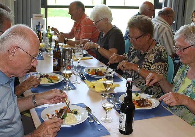 Am Mittagstisch geht es nicht nur ums Essen, sondern auch um das Treffen mit Freunden. Fotos: se