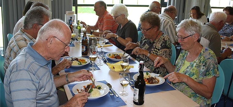 Am Mittagstisch geht es nicht nur ums Essen, sondern auch um das Treffen mit Freunden. Fotos: se