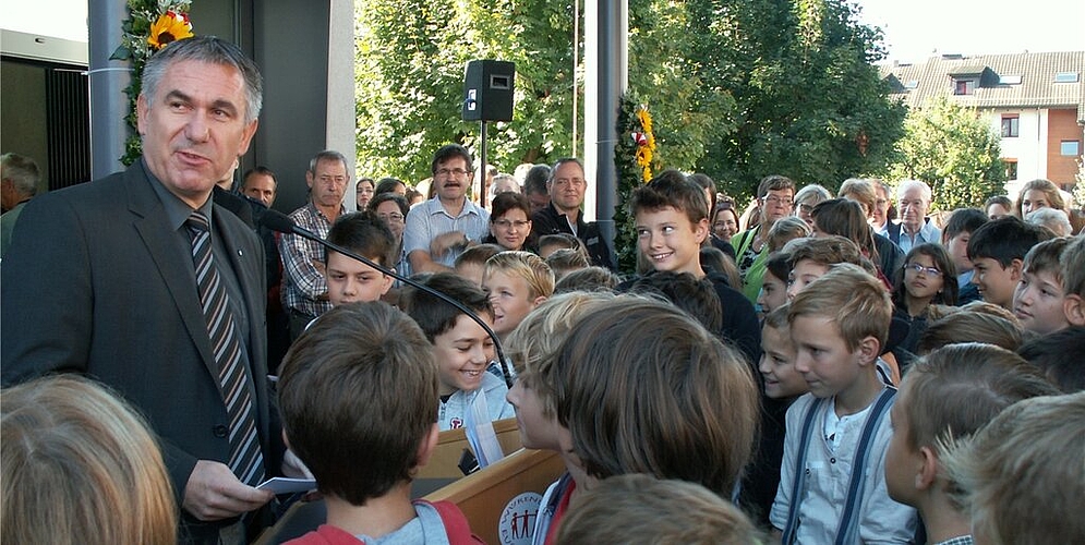 Landammann Alex Hürzeler umgeben von der Würenloser Zukunft. Fotos: skaFeierliches Durchschneiden des Bandes (v.l.): Gemeindeammann Hans Ulrich Reber, Gemeinderat Toni Möckel, Landammann Alex Hürzeler und Schulpflegepräsident Rainer Kirchhofer.