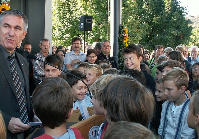 Landammann Alex Hürzeler umgeben von der Würenloser Zukunft. Fotos: skaFeierliches Durchschneiden des Bandes (v.l.): Gemeindeammann Hans Ulrich Reber, Gemeinderat Toni Möckel, Landammann Alex Hürzeler und Schulpflegepräsident Rainer Kirchhofer.