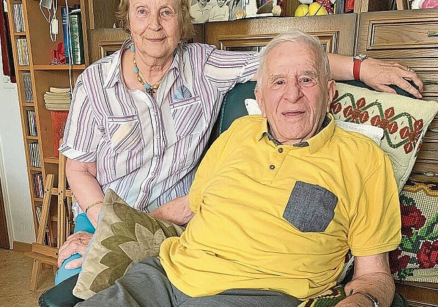 Fast 68 Jahre verheiratet: Jubilar Karl Süess und seine Frau Brigitte halten auch im Alter fest zusammen. (Bild: Sibylle Egloff)