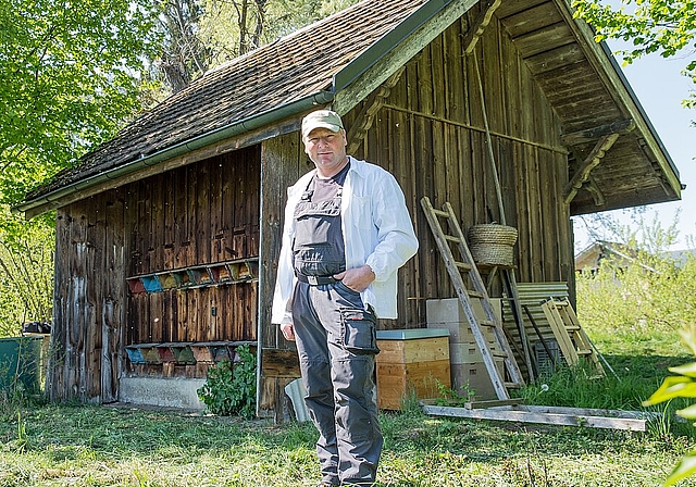 Ralph Markwalder vor seinem Bienenhaus in Würenlos. bsc
