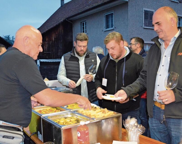 Hier wird asiatisches Essen an die Gäste verteilt. ihk