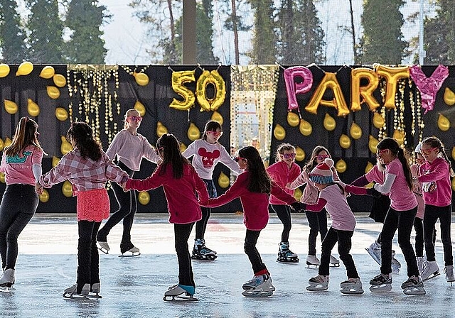 Der Eislaufclub Wettingen feiert sein 50-jähriges Bestehen. Zum Motto «It’s Party Time» zeigten die Läuferinnen und Läufer tolle Einlagen. gk
