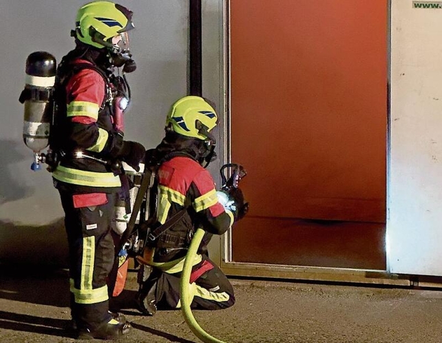 Brandlöschung im Inneren des Gebäudes. ste