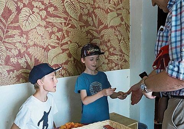 Die Kinderdarsteller Giacomo (l.) und Nino sammeln die Eintrittskarten ein. gk
