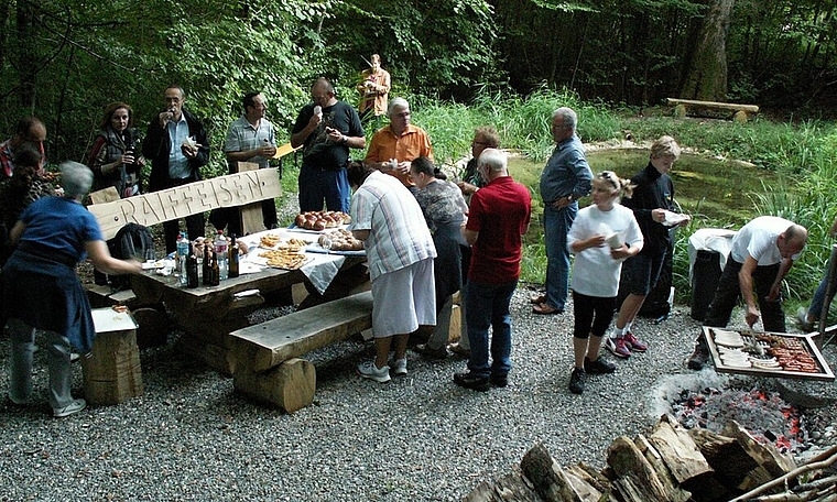 Der Grillplatz beim Rehbrünneli im Kleinmättli erstrahlt dank der Raiffeisenbank Würenlos und der Zivilschutzorganisa- tion Limmattal in neuem Glanz und soll künftig mehr Familien anlocken. Foto: ska