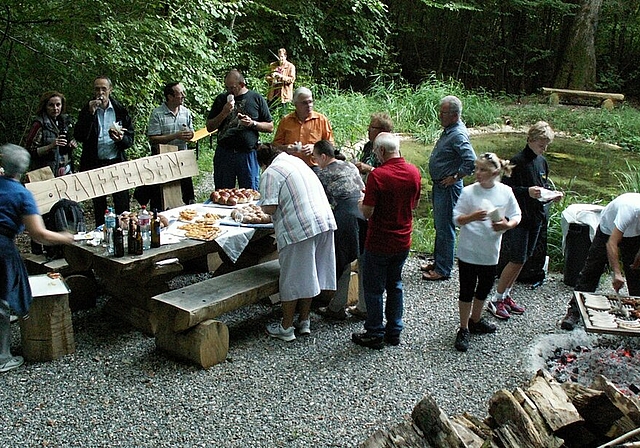 Der Grillplatz beim Rehbrünneli im Kleinmättli erstrahlt dank der Raiffeisenbank Würenlos und der Zivilschutzorganisa- tion Limmattal in neuem Glanz und soll künftig mehr Familien anlocken. Foto: ska